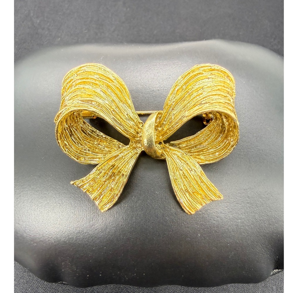 Vintage Gold Tone Textured Bow Brooch Ribbon Pin Classic Feminine Accessory